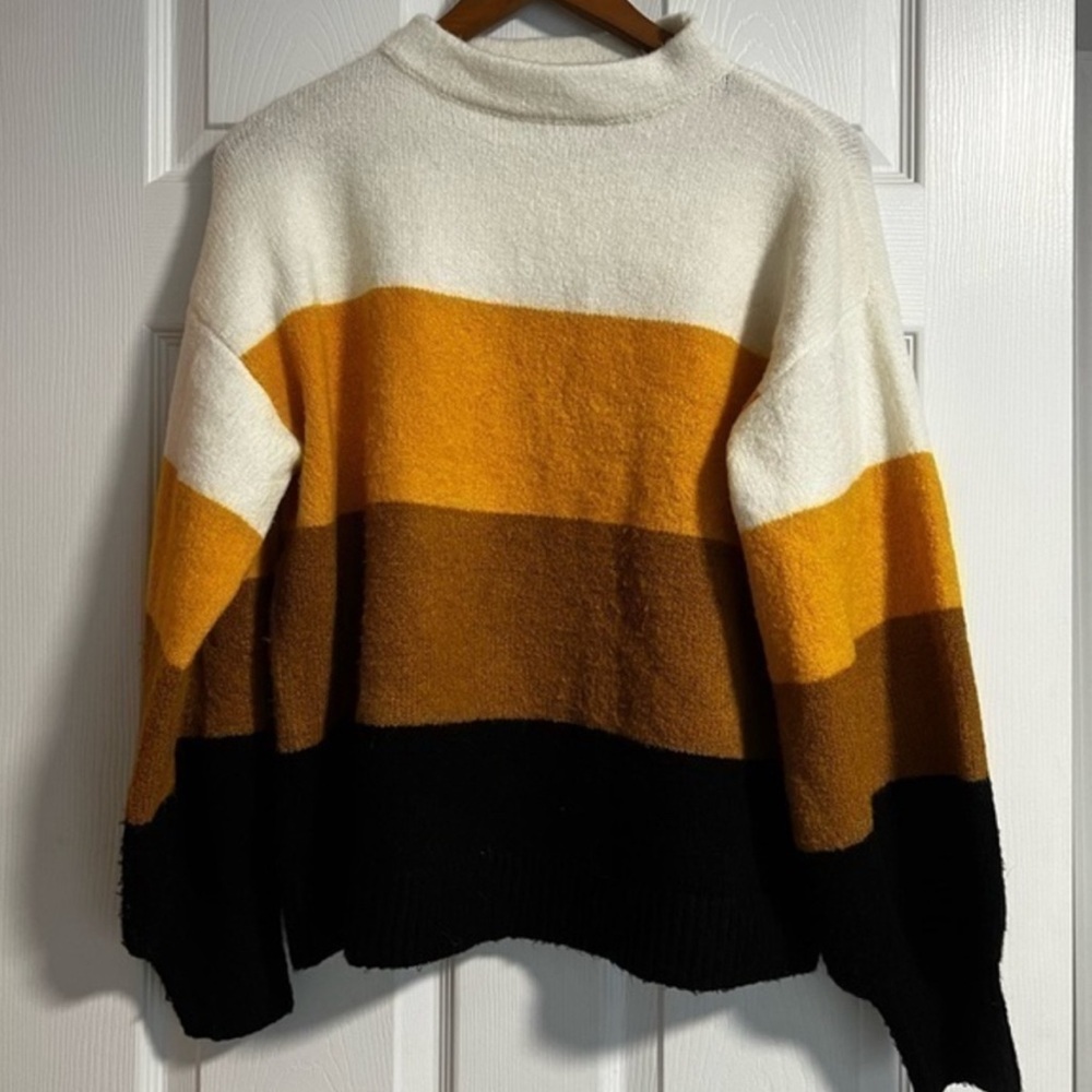 White, Gold, Brown, Black Soft Crewneck Pullover Sweater